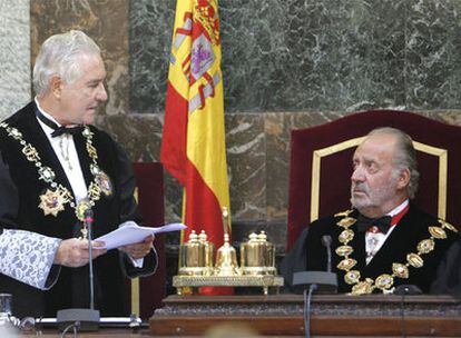 El presidente del Tribunal Supremo, Carlos Dívar, y el rey don Juan Carlos, durante la apertura del año judicial.