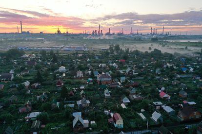La ciudad siberiana de Omsk, con la refinería de Gazprom al fondo, el pasado agosto.
