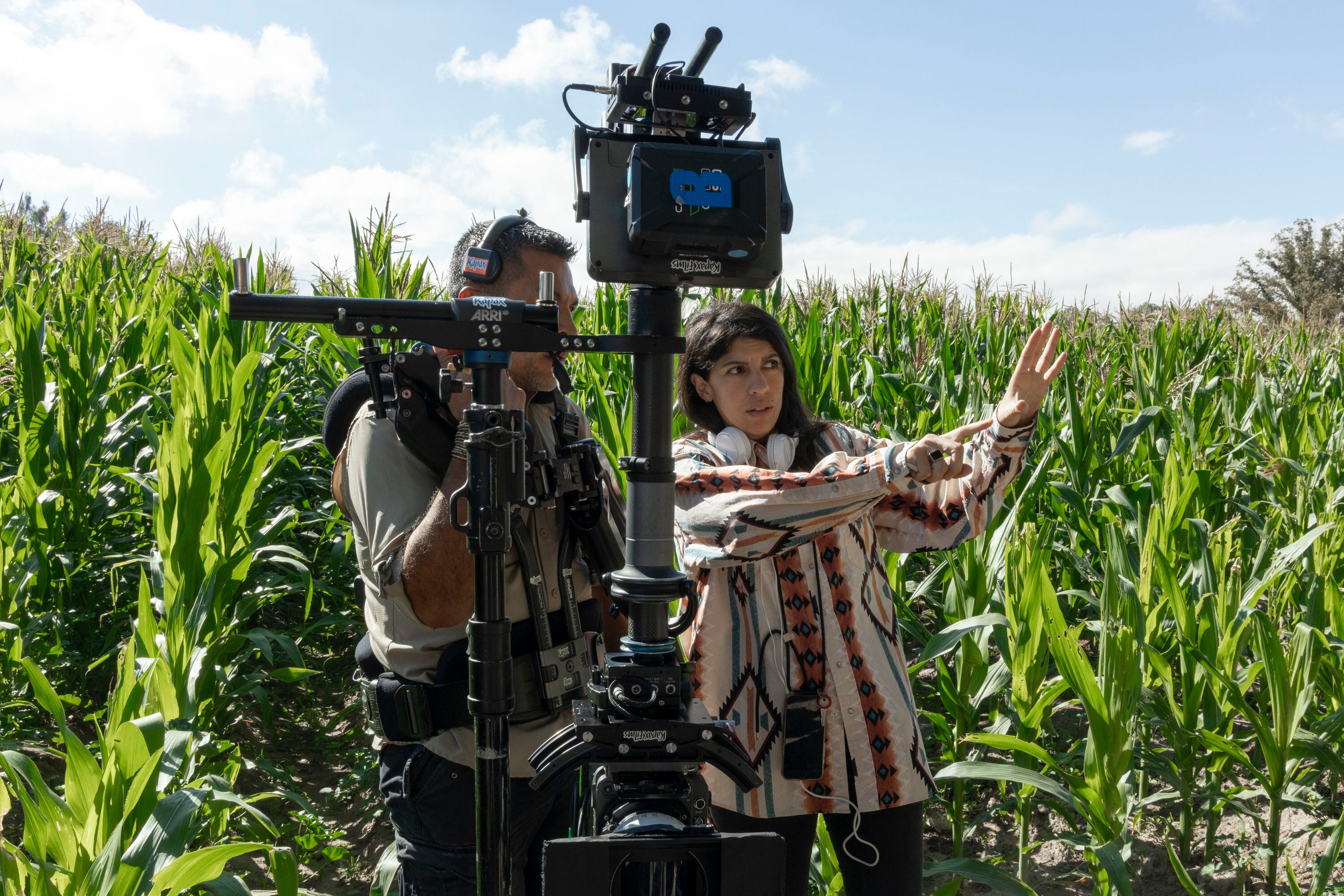 La directora Alejandra Márquez Abella durante el rodaje de 'A millones de kilómetros'.