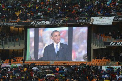 Una pantalla gigante retransmite el discurso del presidente estadounidense Barack Obama.