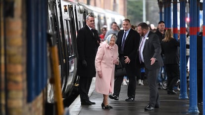 La reina Isabel II, llegando a la estación de trenes Kings Lynn, en Norfolk, en diciembre de 2019.