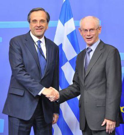 El primer ministro griego, Antonis Samaras, charla con el presidente del Consejo Europeo,  Herman Van Rompuy.