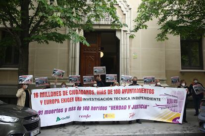 Víctimas del accidente del Alvia se concentran frente al Tribunal Superior de Justicia de Madrid este jueves.