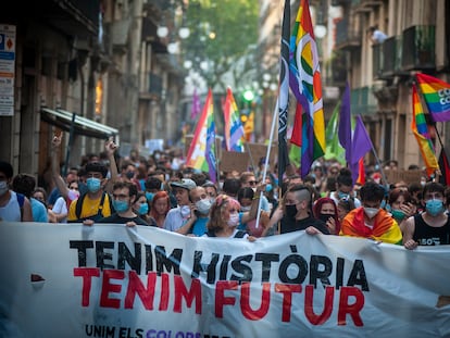 Barcelona, 27/06/2020. Manifestacion LGBTI en la plaza Universitat. (Foto: JUAN BARBOSA)