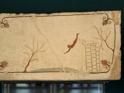 El nadador de Paestum, la pintura del techo de la tumba del Tuffatore, en el Museo Arqueológico de la ciudad, cerca de Salerno.