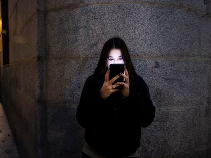 Una adolescente utilizaba su móvil en Madrid.
