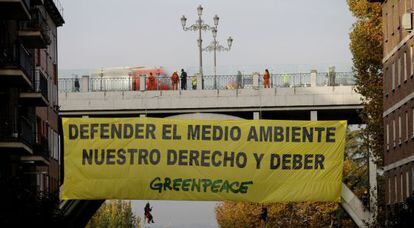 La pancarta de 126 metros cuadrados desplegada por nueve activistas en el viaducto de calle Bailén.