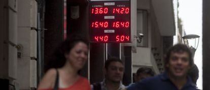 Una casa de cambio de Buenos Aires informa la nueva cotización oficial del dólar, el euro y el real en la mañana del jueves.