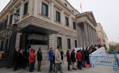 Decenas de personas esperan cola a las puertas del Congreso en la primera jornada de Puertas Abiertas celebrada este lunes en la Cámara Baja. 