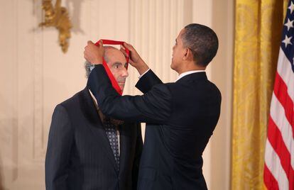 El presidente estadounidense Barack Obama impone a Philip Roth la medalla de Humanidades en la Casa Blanca el 2 de Marzo del 2011.