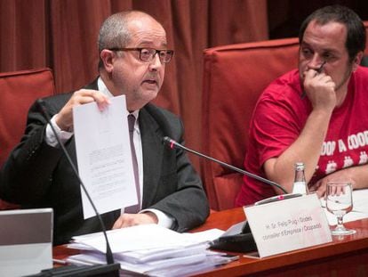 El consejero Felip Puig (izquierda) y David Fernández, presidente de la comisión.