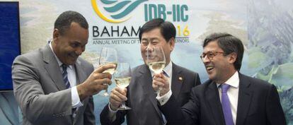 De derecha a izquierda, el presidente del BID, Luis Alberto Moreno; el ministro de Bahamas, Michael Halkitis, y el de Corea del Sur, Choi Kyung Hwan.
