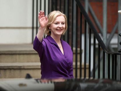 Liz Truss saluda este lunes tras ser elegida líder de los conservadores británicos y primera ministra del país en sustitución de Boris Johnson.