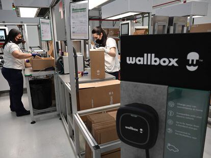 Línea de embalaje de los sistemas de carga de vehículos eléctricos en la nueva fábrica de Wallbox, en la Zona Franca de Barcelona.
