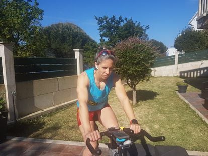 Teresa Portela, rodando en bici estática en el jardin de su casa, en una imagen de su Twitter.
