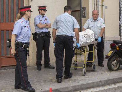 Retirada del cad&aacute;ver de una mujer asesinada por su compa&ntilde;ero en L&#039;Hospitalet en octubre de 2014.