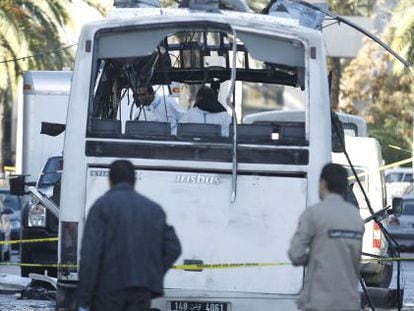 Un equipo de forenses tunecinos en el autobús atacado ayer.
