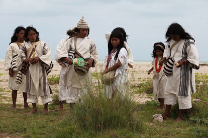 Un grupo de kogi expande el hilo dorado en una de las playas colombianas de Santa Marta durante la grabación de 'Aluna'.
