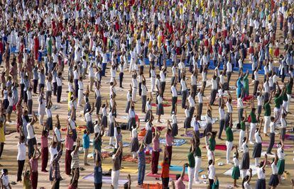 Estudiantes indios celebran el Día Internacional del Yoga en Hyderabad (India), el 20 de junio de 2018.