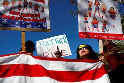 Una mujer vestida como la Mujer América se manifiesta en Los Ángeles.