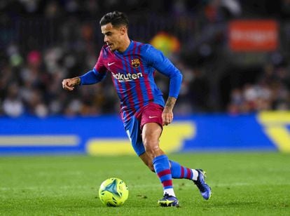 Coutinho drives the ball in the last derby against Espanyol.