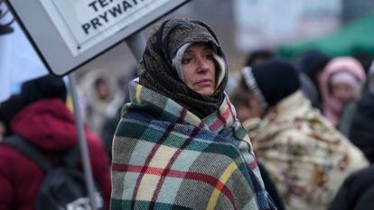 Una mujer ucrania, envuelta en una manta, en la estación de Medyka, Polonia, el 7 de marzo de 2022.