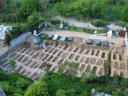 Aspecto del cementerio de Valdenoceda tras la exhumación de los presos a los que el Régimen dejó morir de hambre y enterró en cajas, sin nombre. Falta una última fila de cuerpos por recuperar, y que están bajo las sepulturas que se ven al fondo de la imagen.