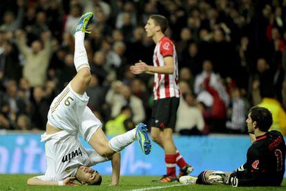 Benzema se cae durante el partido