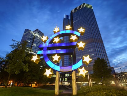 13 July 2022, Hessen, Frankfurt_Main: The large euro symbol in front of the former headquarters of the European Central Bank (ECB) glows in the early morning. The value of the euro currency has fallen to reach parity with the US dollar for the first time in almost 20 years. Photo: Frank Rumpenhorst/dpa
  (Foto de ARCHIVO)
13/07/2022 ONLY FOR USE IN SPAIN