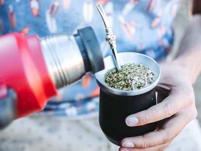 Algunas opciones incluyen termos de gran capacidad, ¡ideal para disfrutar de un mate en cualquier parte!. GETTY IMAGES.