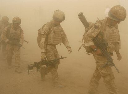 Soldados británicos salen de la base de Malgir, en la provincia afgana de Helmand.