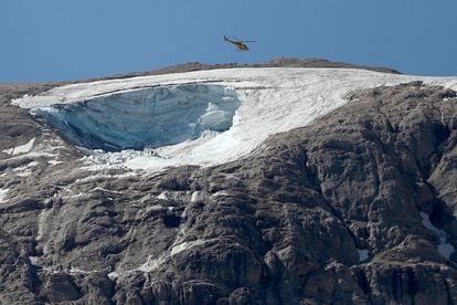 Un helicóptero busca a los 20 senderistas desaparecidos tras el desprendimiento de un glaciar de la Marmolada, en los Alpes italianos.
