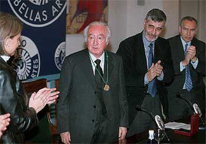 Leopoldo de Luis (a la izquierda), tras recibir ayer la medalla de oro. A su izquierda, el presidente del Círculo de Bellas Artes, Juan Miguel Hernández de León, y Alfonso Guerra, presidente de la Fundación Pablo Iglesias.