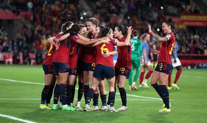 Aitana Bonmati celebrates the first goal with her teammates. 