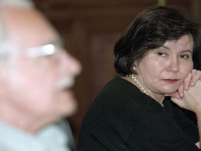 María Mercedes Carranza, en un acto en Casa América de Madrid en 2001, junto a Tomás Segovia.