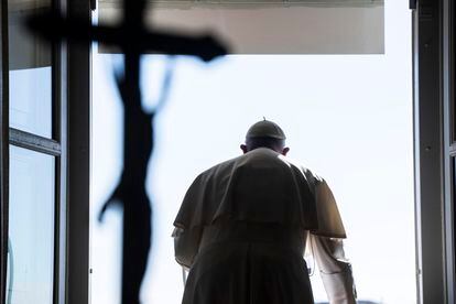 El Papa se asoma al balcón del Vaticano, este domingo.