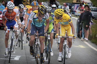 Armstrong y Contador charlan durante una fuga en el Tour de 2009.