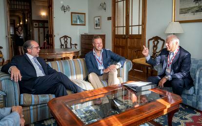 El jefe de la diplomacia de la UE, Josep Borrell (a la derecha), junto a los ministros de Exteriores de Austria, Alexander Schallenberg (izquierda), y Lituania, Gabrielius Landsberguis, en Santander el 21 de agosto. 
