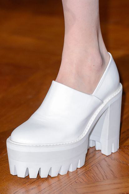 Zapatos con plataforma en color blanco de Stella McCartney (c.p.v).