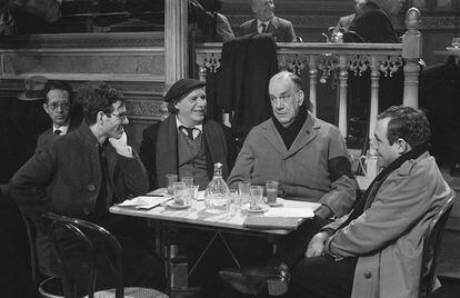 De izquierda a derecha, Mario Pardo, Francisco Rabal, Camilo José Cela y Francisco Algora, durante el rodaje de La colmena, de Mario Camus, estrenada en 1982 en Madrid.