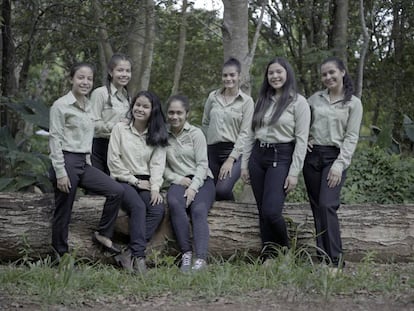 Un grupo de alumnas del Centro Educativo Mbaracayú posan con su uniforme oficial a la entrada de la reserva.