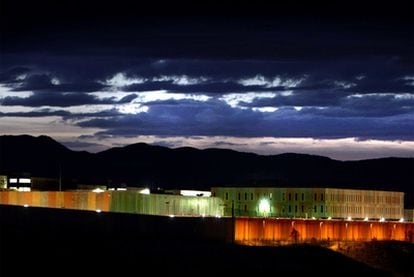 La nueva cárcel de Figueres, al atardecer, con todos sus focos y luces encendidos.