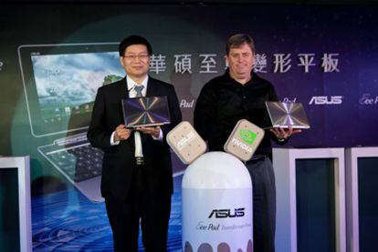 El consejero delegado de Asus, Jerry Shen y el vicepresidente de Nvidia Phil Carmack, con la nueva tableta Asus.