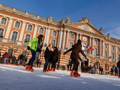 Patinaje sobre hielo en la Place du Capitole, en Toulouse. 