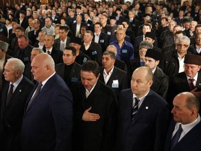 Decenas de miembros del Consejo Nacional o Kurultay, el &oacute;rgano ejecutivo de los t&aacute;rtaros de Crimea, el s&aacute;bado en Bajchisar&aacute;i.