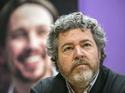 Juantxo López Uralde, diputado electo de Podemos, comparece en la sede del partido en Vitoria.