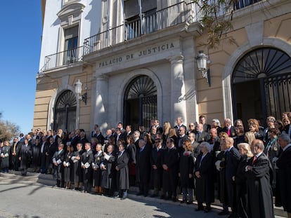 Concentración de magistrados y jueces de la Audiencia de Cádiz el 14 de noviembre contra el acuerdo del PSOE y Junts para la investidura de Pedro Sánchez.