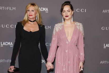 Dakota Johnson con su madre, Melanie Griffith, en una gala en Los Ángeles el pasado mes de noviembre.