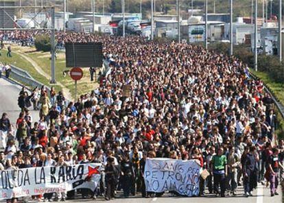 Manifestaciones para las ocho de la tarde, firmas ante el congreso, cortes de carreteras -en la imagen, estudiantes barceloneses cortan la A-7-, miles de personas en la calle...