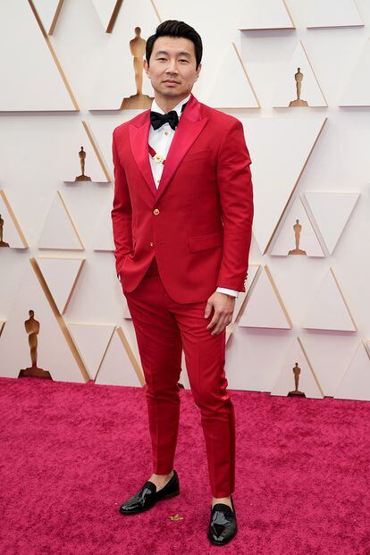 El actor Simu Liu, de rojo, en un diseño de Versace.